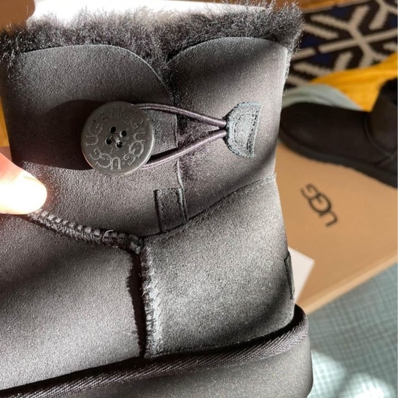 NEW 6 AUTHENTIC UGG Women's Mini Bailey Button II Boot, Black, 6 - Picture 9 of 9